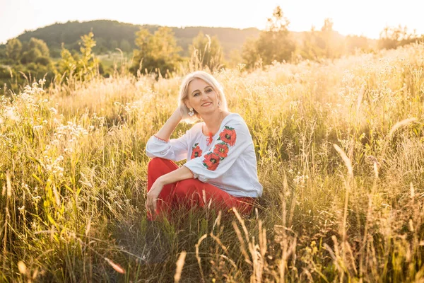 Retrato Feliz Alegre Mujer Madura Campo Durante Hermoso Atardecer — Foto de Stock