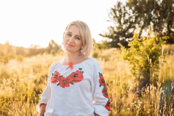 Retrato Feliz Alegre Mujer Madura Campo Durante Hermoso Atardecer —  Fotos de Stock