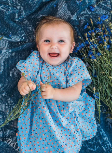 Portrait Happy Cute Little Girl Picnic Blanket Outdoors — Foto Stock
