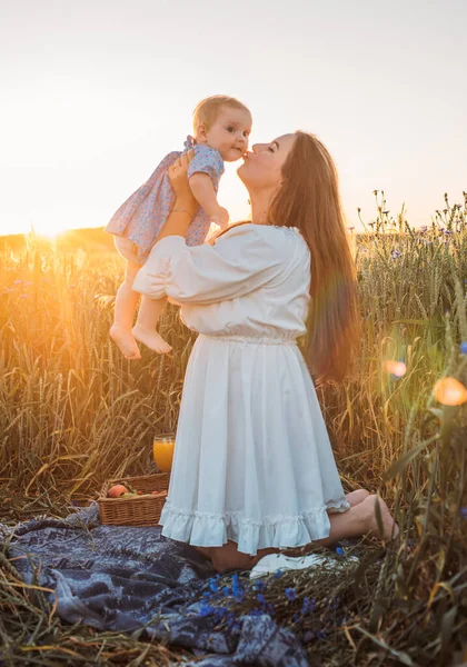 Mother Daughter Having Picnic Outdoors Field Playing Having Fun Little — Stock Photo, Image