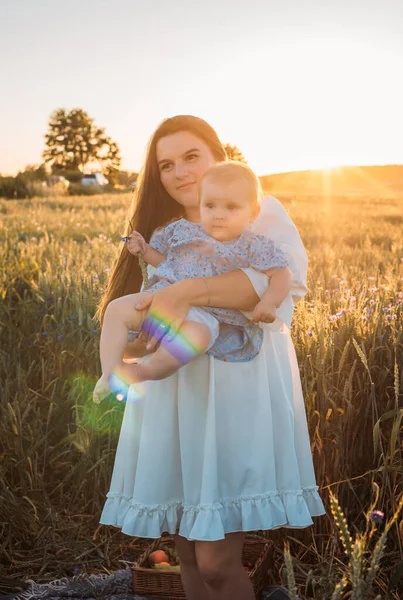 Madre Hija Haciendo Picnic Aire Libre Campo Jugando Divirtiéndose Con — Foto de Stock