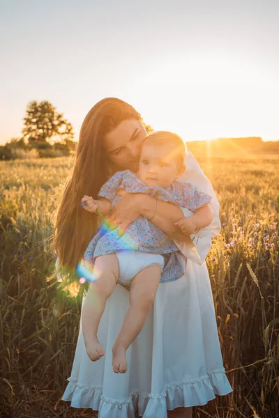 Mother Daughter Outdoors Field Playing Having Fun Little Baby Happy — Stock Photo, Image