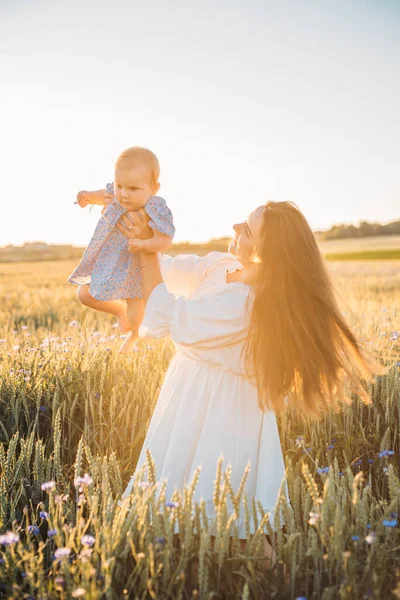 Mother Daughter Outdoors Field Playing Having Fun Little Baby Happy — Stock Photo, Image