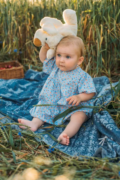 Portrait Happy Cute Little Girl Picnic Blanket Outdoors — Foto de Stock