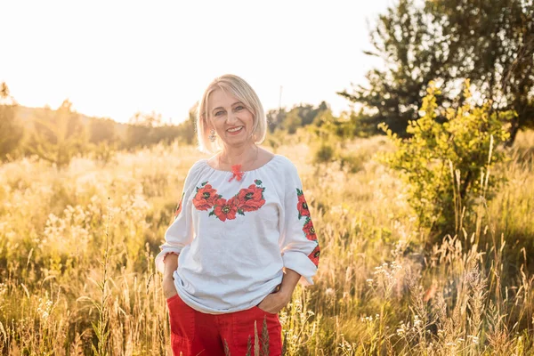 Retrato Feliz Joyfull Mulher Madura Campo Durante Belo Pôr Sol Imagem De Stock