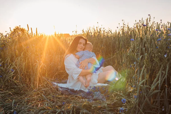 Anne Kızı Dışarıda Piknik Yapıyorlar Küçük Bebekle Oynamak Eğlenmek Mutlu Stok Fotoğraf