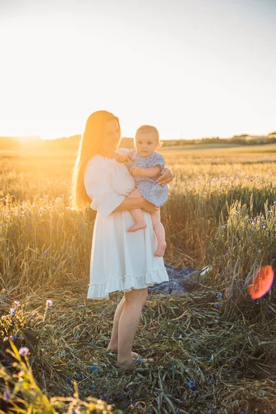 Mother Daughter Having Picnic Outdoors Field Playing Having Fun Little — Stock Photo, Image