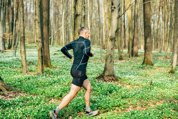 Szerokie Ujęcie Sportowca Biegającego Pięknym Wiosennym Lesie Koncepcja Sportu Wellness — Zdjęcie stockowe