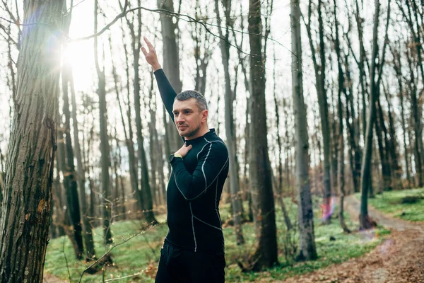 Mężczyzna Rozciągający Się Przed Bieganiem Pięknym Wiosennym Lesie Koncepcja Sportu — Zdjęcie stockowe