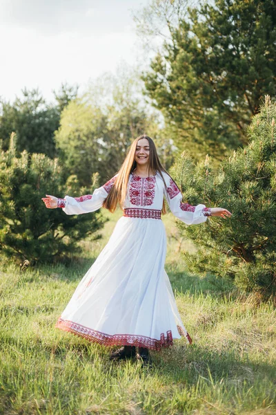 Junge Schöne Ukrainerin Wyshyvanka Ukrainischer Nationalkleidung Frau Auf Dem Land — Stockfoto
