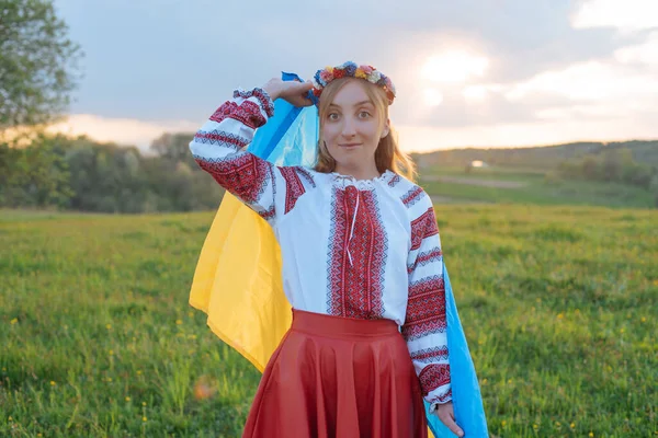 Horizontales Porträt Einer Jungen Schönen Ukrainerin Wyshyvanka Ukrainische Nationalkleidung Freien — Stockfoto