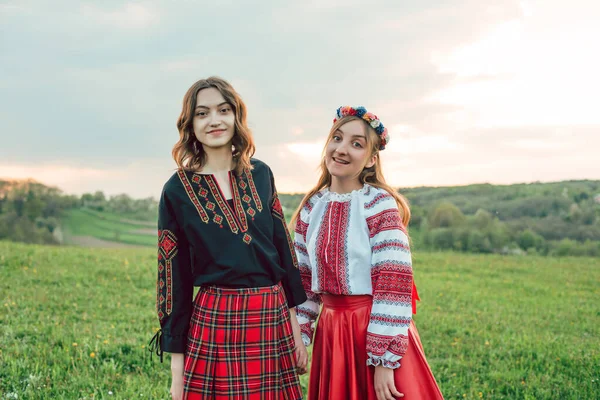 Dwie Dziewczyny Tradycyjnych Ukraińskich Ubraniach Vysyvanka Trzymając Się Ręce Uśmiechając — Zdjęcie stockowe