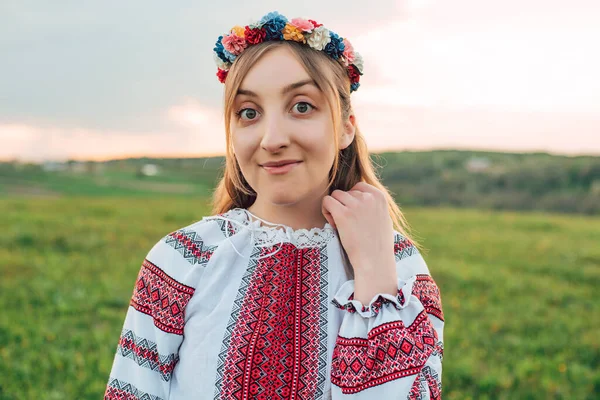 Retrato Horizontal Joven Hermosa Mujer Ucraniana Vyshyvanka Ropa Nacional Ucraniana —  Fotos de Stock