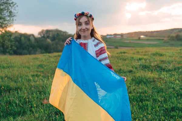 Portrait Horizontal Jeune Belle Femme Ukrainienne Dans Vyshyvanka Vêtements Nationaux — Photo