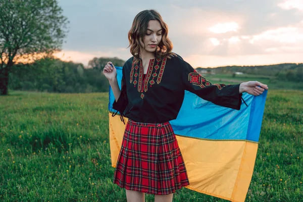 Junge Schöne Ukrainerin Wyshyvanka Ukrainische Nationalkleidung Freien Während Des Sonnenuntergangs — Stockfoto