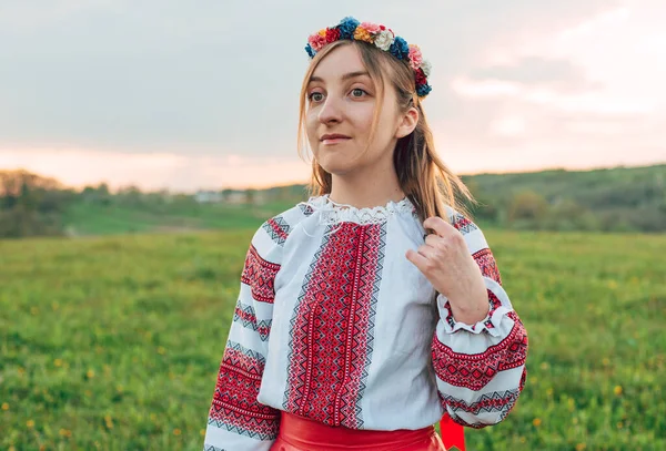 Vízszintes Portré Fiatal Gyönyörű Ukrán Vyshyvanka Ukrán Nemzeti Ruhák Szabadban — Stock Fotó
