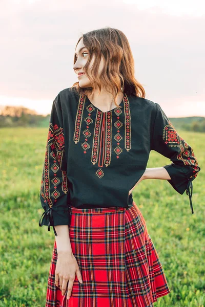 Jovem Bela Mulher Ucraniana Vyshyvanka Roupa Nacional Ucraniana Livre Campo — Fotografia de Stock