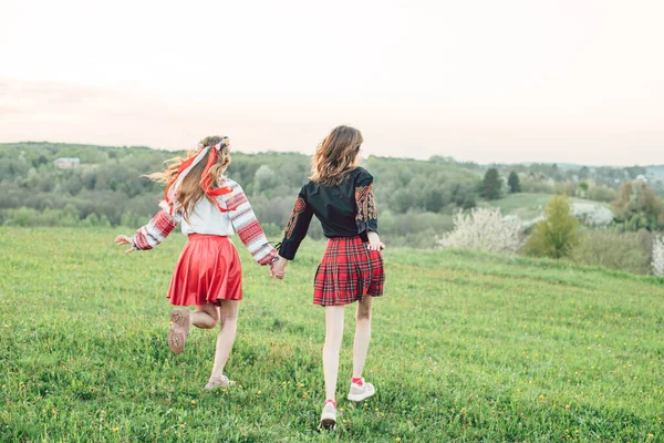 Dvě Dívky Tradičním Ukrajinském Oblečení Vysyvanka Při Západu Slunce Baví — Stock fotografie