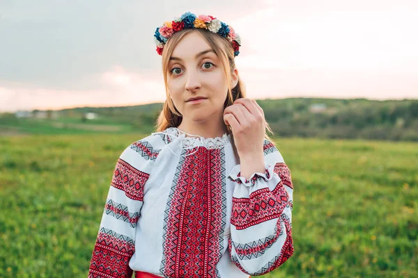 Retrato Horizontal Mulher Ucraniana Bonita Jovem Vyshyvanka Roupa Nacional Ucraniana Imagem De Stock