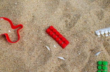 Plastik çocuk oyuncağı. Kum havuzu. Çocuk oyuncağı küpleri. Kum için plastik kalıplar.