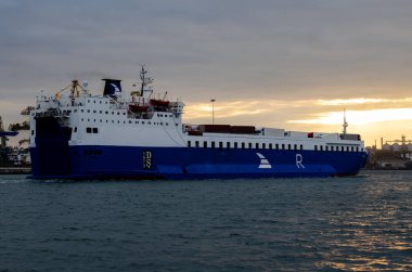 Deniz çekiştirmesi. Konteyner gemisi. Deniz nakliyesi. Sahil Güvenlik. Bir petrol tankeri..