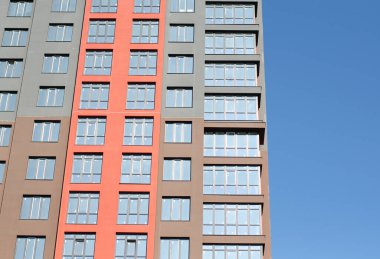 Çok katlı bir bina. Apartman dairesi. İnşaat yapılıyor..