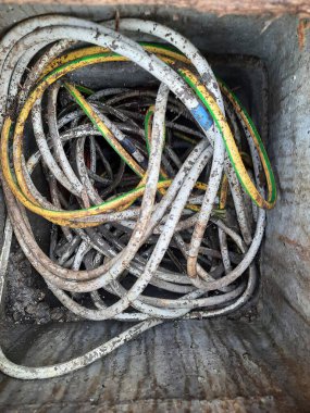 Halka açık aydınlatma kablolarıyla dolu.