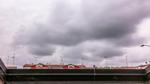 Типовий Вид Балкона Будинку Хмарним Днем Неба — стокове відео