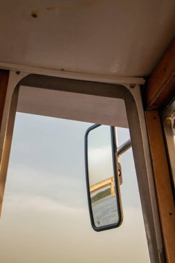 Dikiz aynası sürücünün arka ve yan görüş açısını arttırarak sürüş güvenliğini arttırmak için tasarlanmış bir cihazdır.