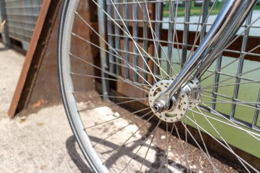 Bir radyal burgulu tekerlek, merkez kenar ve kenar arasında yoluna çıkan başka bir tekerleği geçmez. Bu, küçük bir aerodinamik ve ağırlık avantajı sunar