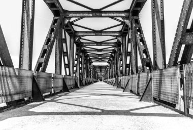 Burana Kanalı 'nın bisiklet-yaya yolu Ferrara' nın varoşlarından Bondeno 'ya kadar uzanır, aynı ismin kanalı boyunca, neredeyse tamamen asfaltlanmış ve ağaçlarla gölgelenmiş bir yol boyunca.