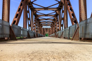 Burana Kanalı 'nın bisiklet-yaya yolu Ferrara' nın varoşlarından Bondeno 'ya kadar uzanır, aynı ismin kanalı boyunca, neredeyse tamamen asfaltlanmış ve ağaçlarla gölgelenmiş bir yol boyunca.
