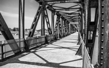 Burana Kanalı 'nın bisiklet-yaya yolu Ferrara' nın varoşlarından Bondeno 'ya kadar uzanır, aynı ismin kanalı boyunca, neredeyse tamamen asfaltlanmış ve ağaçlarla gölgelenmiş bir yol boyunca.