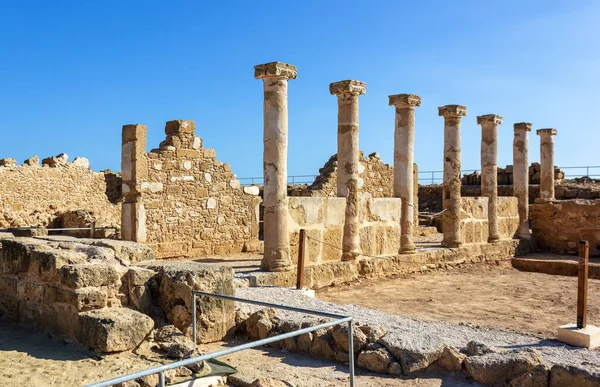 Kıbrıs Rum Kesimi 'nin Paphos Arkeoloji Parkı' ndaki Theseus Evi sütunları. Kato bölgesindeki Antik Yunan harabelerinin panoraması. Burası Paphos 'un dönüm noktası. Tarih, kültür ve seyahat kavramı.
