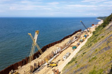 Rusya 'nın Kalininingrad bölgesinde, Svetlogorsk' ta set inşaatı. Yazın Svetlogorsk kentinde Baltık Denizi sahili manzarası.