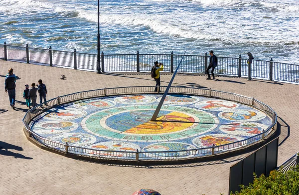 Svetlogorsk, Rusya - 30 Haziran 2018: Svetlogorsk, Kaliningrad bölgesindeki gezinti güvertesinde güneş saati. Svetlogorsk 'un turistik cazibesi. İnsanlar yaz aylarında Baltık Denizi 'nin setinde yürür..