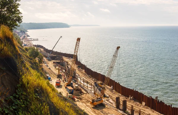 Rusya 'nın Kalininingrad bölgesinde, Svetlogorsk' ta set inşaatı. Yazın Svetlogorsk kentinde Baltık Denizi sahili manzarası.