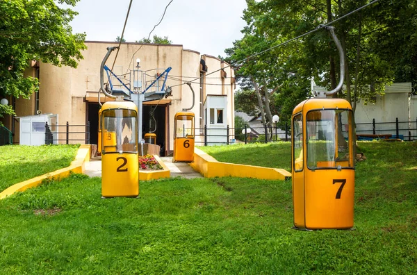 俄罗斯加里宁格勒地区斯韦特洛戈尔斯克的缆车 它是Svetlogorsk的旅游胜地 市中心旧的黄色电缆小木屋的景观 夏季城市复古漏斗 — 图库照片