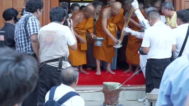 Nonthaburi Tailandia Ago 2019 Ceremonia Vertido Estatuas Thonglor Buddha Templo — Vídeo de stock