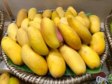 Mango yığınları satılmayı bekliyor..