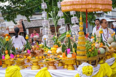 Nonthaburi, Tayland - 17 AUG 2019 - Chatuchak, Bangkok, Tayland 'daki Samian Nari Tapınağı' ndaki Thonglor Buddha heykelleri için dökme töreni.