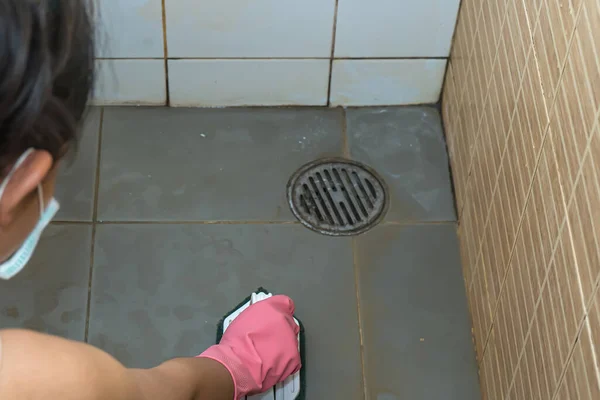 女人在打扫非常脏的浴室地板 — 图库照片