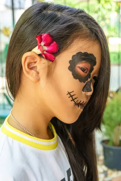 Feche Menina Atraente Maquiagem Crânio Açúcar Dia Dos Mortos Halloween — Fotografia de Stock