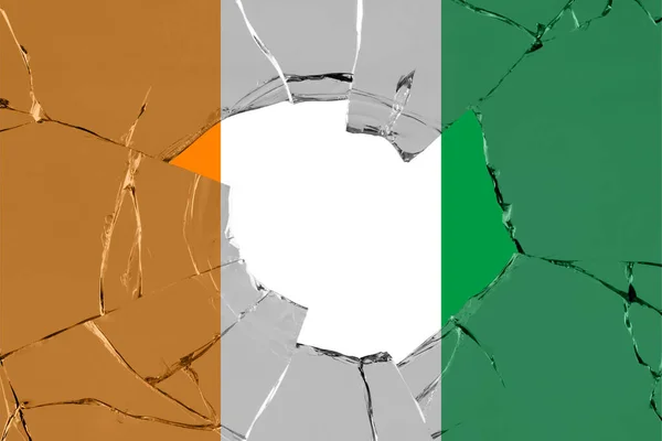 玻璃破碎背景下的科特迪瓦三维国旗 — 图库照片