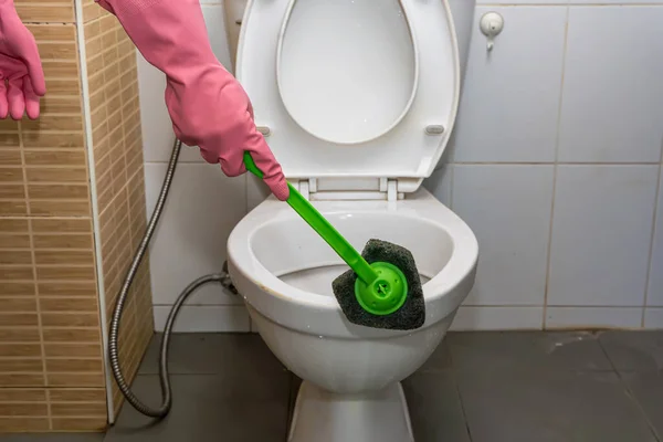 Mulher Limpeza Vaso Sanitário Que Muito Sujo — Fotografia de Stock