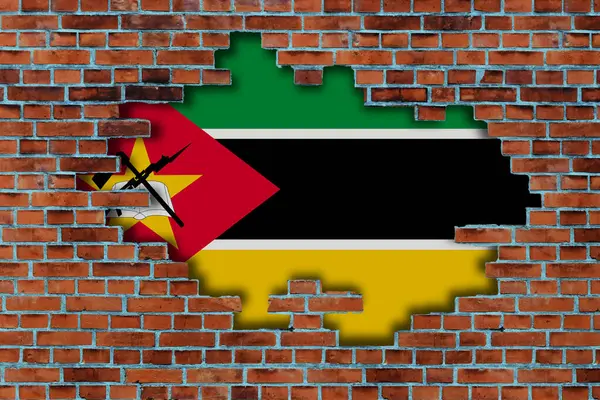 Bandiera Del Mozambico Dietro Vecchio Muro Pietra Rotto Sfondo — Foto Stock