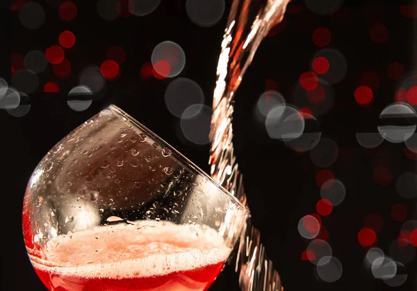 Vinho Rosa Caindo Uma Forma Salpicando Copo Vinho Fundo Preto — Fotografia de Stock