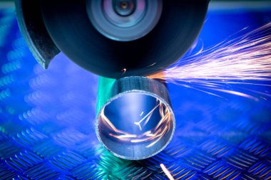 Dairesel metal bir tüp kesen testere.