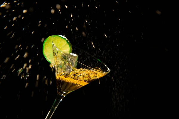 Verfrissend Drankje Geserveerd Cocktailglas Ijskoude Spetterende Beweging — Stockfoto