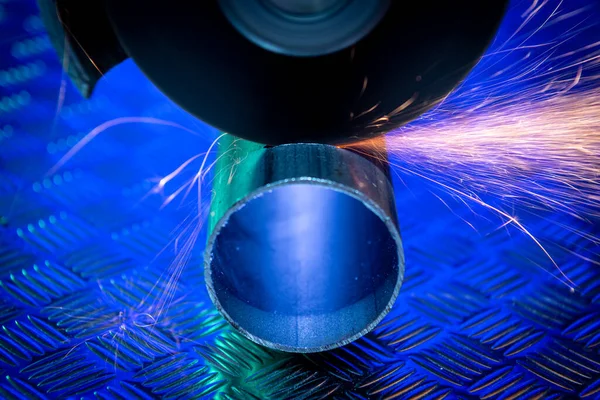 Dairesel Metal Bir Tüp Kesen Testere — Stok fotoğraf